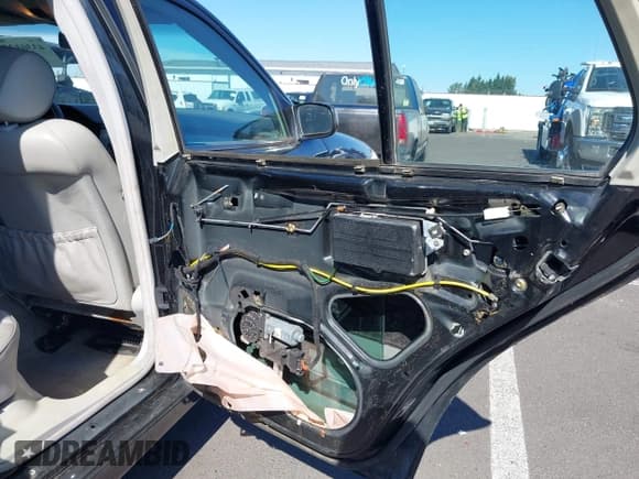 ✅ 2000 Mercedes-Benz E 320 • VIN: WDBJH65J4YA999521 • Lot: 43301378. Listed on IAAI with 231,477 mi. Free auction sales archive from the USA and detailed vehicle history report at DreamBid. Image 13.