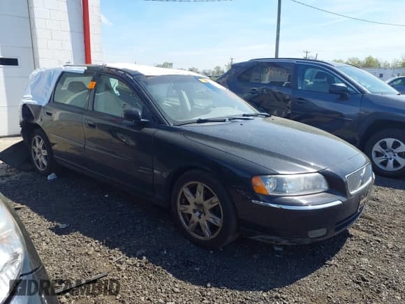 ✅ 2005 Volvo V70 • VIN: YV1SW592952480926 • Lot: 42080283. Listed on IAAI with 209,268 mi. Free auction sales archive from the USA and detailed vehicle history report at DreamBid. Image 1.