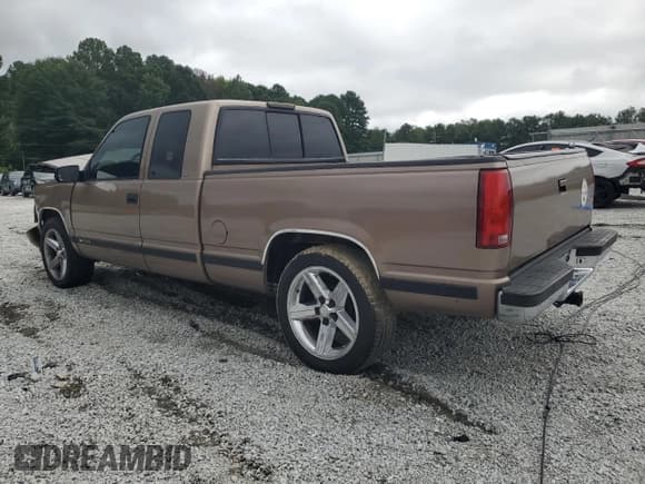 ✅ 1997 Chevrolet Silverado 1500 • VIN: 2GCEC19M1V1137369 • Lot: 69881065. Wystawiony na Copart z przebiegiem 283 640 mil. Bezpłatny archiwum sprzedaży aukcyjnych z USA i szczegółowy raport historii pojazdu na DreamBid. Zdjęcie 2.