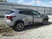 2025 Chevrolet Trax LT z VIN KL77LHEPXSC210386, wystawiony jako Copart lot #86716555 z przebiegiem Nie podano mil oraz Szkoda całkowita • Salvage title. Historia ofert i sprzedaży dostępna na DreamBid. Obrazek 3.