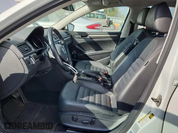 ✅ 2018 Volkswagen Passat SEL Premium • VIN: 1VWCA7A35JC004652 • Лот: 82276945. Опубликован ранее на Copart с пробегом 85 915 миль. Бесплатный доступ к архиву аукционных продаж из США и подробный отчёт об истории автомобиля на DreamBid. Изображение 7.