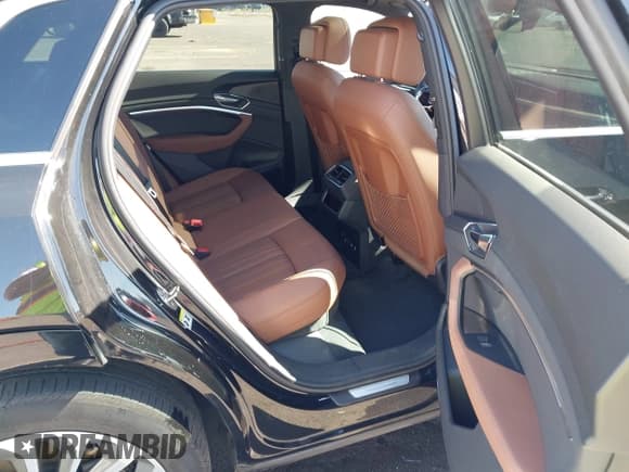 ✅ 2019 Audi e-tron Premium Plus • VIN: WA1LAAGEXKB021974 • Lot: 43271469. Listed on IAAI with 31,977 mi. Free auction sales archive from the USA and detailed vehicle history report at DreamBid. Image 8.