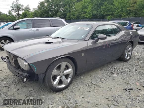 2013 Dodge Challenger R/T Plus z VIN 2C3CDYBT9DH629107, wystawiony jako Copart lot #62844584 z przebiegiem 121 108 mil mil oraz Szkoda całkowita • Salvage title. Historia ofert i sprzedaży dostępna na DreamBid. Obrazek 1.