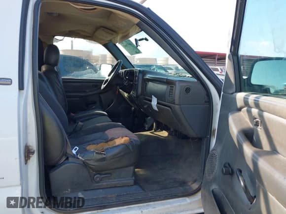 ✅ 2005 Chevrolet Silverado 2500HD Work Truck • VIN: 1GBHC24U15E333373 • Lot: 43697661. Wystawiony na IAAI z przebiegiem 156 992 mil. Bezpłatny archiwum sprzedaży aukcyjnych z USA i szczegółowy raport historii pojazdu na DreamBid. Zdjęcie 5.