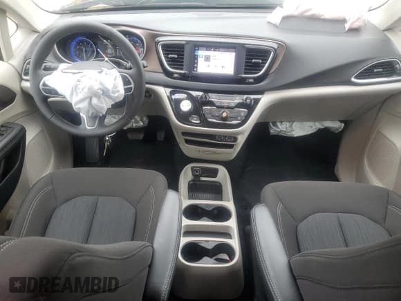 ✅ 2024 Chrysler Voyager LX • VIN: 2C4RC1CG6RR101382 • Lot: 67633914. Wystawiony na Copart z przebiegiem 25 834 mil. Bezpłatny archiwum sprzedaży aukcyjnych z USA i szczegółowy raport historii pojazdu na DreamBid. Zdjęcie 8.