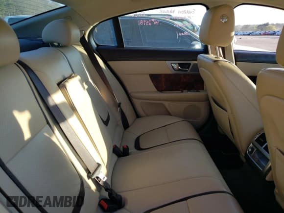 ✅ 2015 Jaguar XF Portfolio • VIN: SAJWJ0FF3F8U73406 • Lot: 43825073. Wystawiony na Copart z przebiegiem 76 165 mil. Bezpłatny archiwum sprzedaży aukcyjnych z USA i szczegółowy raport historii pojazdu na DreamBid. Zdjęcie 10.