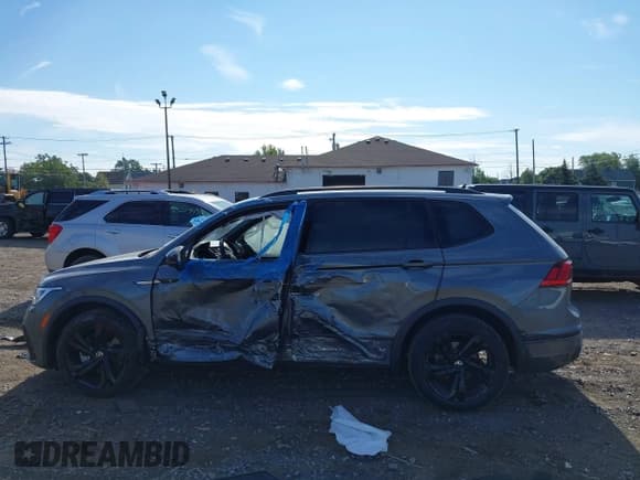 ✅ 2024 Volkswagen Tiguan SE R-Line Black • VIN: 3VVCB7AX5RM210391 • Lot: 43235811. Wystawiony na IAAI z przebiegiem 7 922 mil. Bezpłatny archiwum sprzedaży aukcyjnych z USA i szczegółowy raport historii pojazdu na DreamBid. Zdjęcie 14.