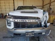 ✅ 2022 Chevrolet Silverado 2500HD LT • VIN: 1GC4YNE76NF156528 • Lot: 84181835. Wystawiony na Copart z przebiegiem 163 193 mil. Bezpłatny archiwum sprzedaży aukcyjnych z USA i szczegółowy raport historii pojazdu na DreamBid. Zdjęcie 5.