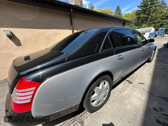 ✅ 2009 Maybach 62 • VIN: WDBVG78JX9A002609 • Lot: 58296435. Wystawiony na Copart z przebiegiem 113 692 mil. Bezpłatny archiwum sprzedaży aukcyjnych z USA i szczegółowy raport historii pojazdu na DreamBid. Zdjęcie 4.