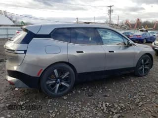 ✅ 2023 BMW iX xDrive50 • VIN: WB523CF03PCL64040 • Lot: 36400593. Wystawiony na Copart z przebiegiem 1 399 mil. Bezpłatny archiwum sprzedaży aukcyjnych z USA i szczegółowy raport historii pojazdu na DreamBid. Zdjęcie 3.