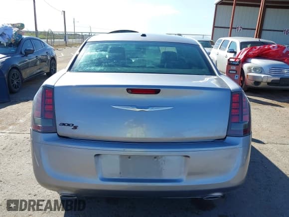 ✅ 2014 Chrysler 300 S • VIN: 2C3CCAGGXEH374510 • Лот: 43329759. Опубликован ранее на IAAI с пробегом 111 160 миль. Бесплатный доступ к архиву аукционных продаж из США и подробный отчёт об истории автомобиля на DreamBid. Изображение 16.