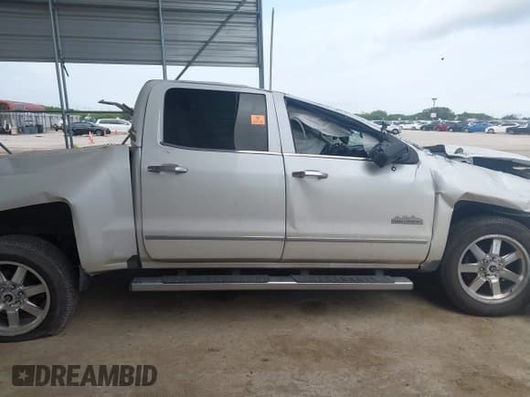 ✅ 2016 Chevrolet Silverado 1500 High Country • VIN: 3GCPCTEC1GG229805 • Lot: 42627904. Wystawiony na IAAI z przebiegiem 147 838 mil. Bezpłatny archiwum sprzedaży aukcyjnych z USA i szczegółowy raport historii pojazdu na DreamBid. Zdjęcie 13.