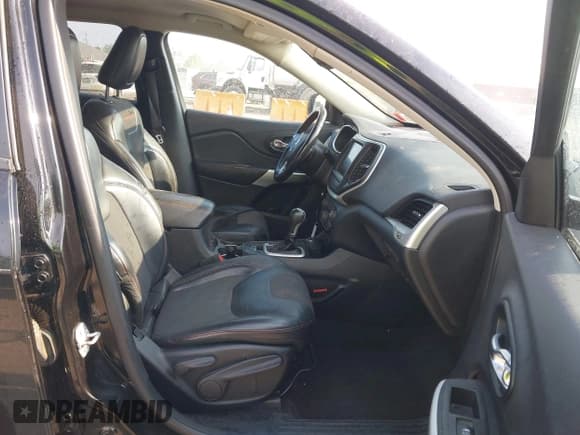 ✅ 2017 Jeep Cherokee Trailhawk • VIN: 1C4PJMBB5HW581070 • Лот: 42783250. Опубликован ранее на IAAI с пробегом 171 128 миль. Бесплатный доступ к архиву аукционных продаж из США и подробный отчёт об истории автомобиля на DreamBid. Изображение 5.