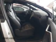 ✅ 2017 Tesla Model X 90D • VIN: 5YJXCBE20HF055203 • Lot: 43812401. Wystawiony na IAAI z przebiegiem 77 169 mil. Bezpłatny archiwum sprzedaży aukcyjnych z USA i szczegółowy raport historii pojazdu na DreamBid. Zdjęcie 5.