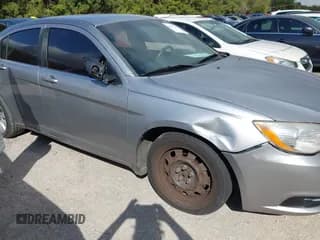 ✅ 2013 Chrysler 200 LX • VIN: 1C3CCBAB3DN686189 • Лот: 43567226. Опубликован ранее на IAAI с пробегом 163 694 миль. Бесплатный доступ к архиву аукционных продаж из США и подробный отчёт об истории автомобиля на DreamBid. Изображение 6.