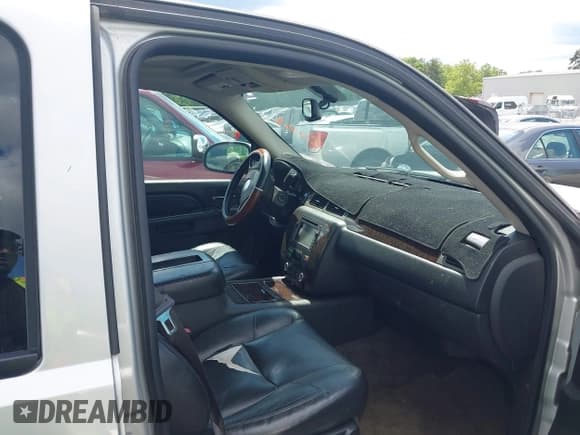 ✅ 2010 GMC Yukon Denali • VIN: 1GKUCEEF2AR232569 • Lot: 41940307. Listed on IAAI with 176,572 mi. Free auction sales archive from the USA and detailed vehicle history report at DreamBid. Image 5.