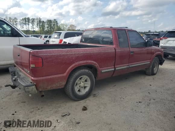 2001 Chevrolet S-10 LS z VIN 1GCCS19W318109902, wystawiony jako Copart lot #48456715 z przebiegiem 225 664 mil mil oraz Czysty tytuł • Clean title. Historia ofert i sprzedaży dostępna na DreamBid. Obrazek 3.