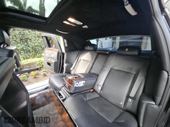 ✅ 2012 Rolls-Royce Ghost • VIN: SCA664L5XCUX65678 • Lot: 52472415. Wystawiony na Copart z przebiegiem 70 892 mil. Bezpłatny archiwum sprzedaży aukcyjnych z USA i szczegółowy raport historii pojazdu na DreamBid. Zdjęcie 6.