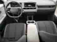 2022 Hyundai Ioniq 5 SE с VIN KM8KMDAF2NU099729, выставлен на аукционе Copart как лот 55943163 с пробегом 7 969 миль миль и . История ставок и продаж доступна на DreamBid. Изображение 8.