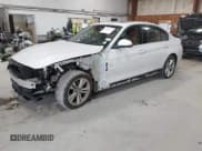 ✅ 2017 BMW 3 Series 330i xDrive • VIN: WBA8D9G39HNU62404 • Lot: 43562315. Wystawiony na IAAI z przebiegiem 126 662 mil. Bezpłatny archiwum sprzedaży aukcyjnych z USA i szczegółowy raport historii pojazdu na DreamBid. Zdjęcie 21.