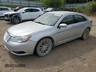 ✅ 2012 Chrysler 200 LX • VIN: 1C3CCBAB8CN248900 • Лот: 81395545. Опубликован ранее на Copart с пробегом 180 111 миль. Бесплатный доступ к архиву аукционных продаж из США и подробный отчёт об истории автомобиля на DreamBid. Изображение 1.