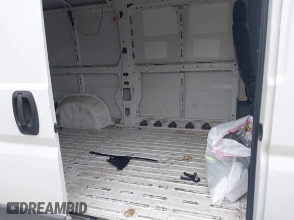 ✅ 2014 Ram ProMaster Cargo • VIN: 3C6TRVAGXEE103010 • Lot: 42007347. Wystawiony na IAAI z przebiegiem 93 970 mil. Bezpłatny archiwum sprzedaży aukcyjnych z USA i szczegółowy raport historii pojazdu na DreamBid. Zdjęcie 8.