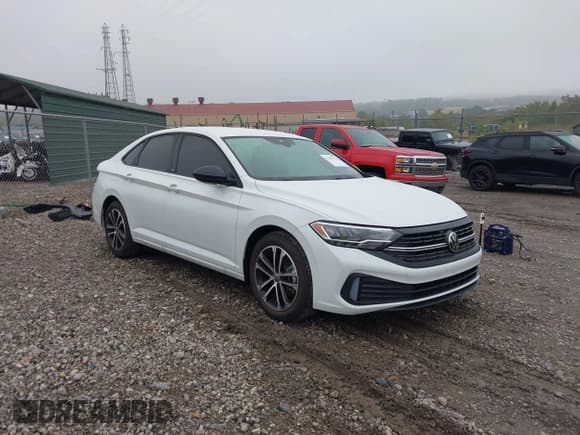 ✅ 2024 Volkswagen Jetta Sport • VIN: 3VWBM7BU6RM085150 • Лот: 43285753. Опубликован ранее на IAAI с пробегом 2 638 миль. Бесплатный доступ к архиву аукционных продаж из США и подробный отчёт об истории автомобиля на DreamBid. Изображение 1.