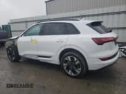 ✅ 2022 Audi e-tron Premium • VIN: WA1AAAGE2NB014917 • Lot: 50104223. Wystawiony na Copart z przebiegiem 25 123 mil. Bezpłatny archiwum sprzedaży aukcyjnych z USA i szczegółowy raport historii pojazdu na DreamBid. Zdjęcie 2.