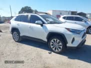 ✅ 2025 Toyota RAV4 XLE Premium • VIN: 2T3A1RFV7SW513415 • Lot: 43450751. Wystawiony na IAAI z przebiegiem 7 701 mil. Bezpłatny archiwum sprzedaży aukcyjnych z USA i szczegółowy raport historii pojazdu na DreamBid. Zdjęcie 1.