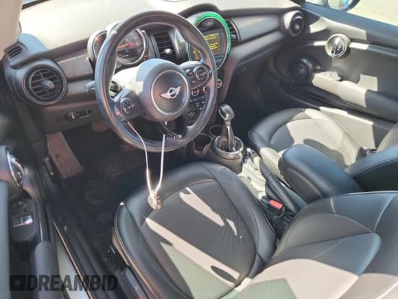 ✅ 2015 MINI Hardtop • VIN: WMWXM5C59FT937943 • Lot: 84937855. Wystawiony na Copart z przebiegiem 80 325 mil. Bezpłatny archiwum sprzedaży aukcyjnych z USA i szczegółowy raport historii pojazdu na DreamBid. Zdjęcie 8.