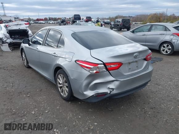 ✅ 2018 Toyota Camry SE • VIN: 4T1B11HK1JU557412 • Lot: 43654598. Wystawiony na IAAI z przebiegiem 172 826 mil. Bezpłatny archiwum sprzedaży aukcyjnych z USA i szczegółowy raport historii pojazdu na DreamBid. Zdjęcie 6.