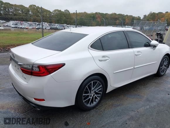 ✅ 2017 Lexus ES 350 • VIN: 58ABK1GG4HU071559 • Lot: 43571495. Listed on IAAI with 84,627 mi. Free auction sales archive from the USA and detailed vehicle history report at DreamBid. Image 4.