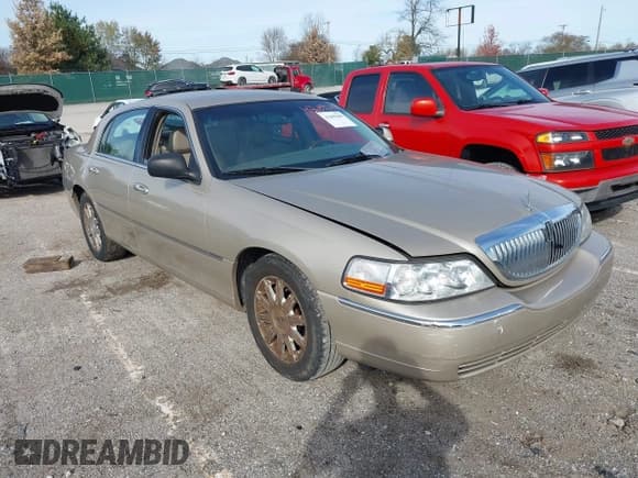 ✅ 2009 Lincoln Town Car Signature Limited • VIN: 2LNHM82V39X619538 • Lot: 43689688. Listed on IAAI with 196,708 mi. Free auction sales archive from the USA and detailed vehicle history report at DreamBid. Image 1.