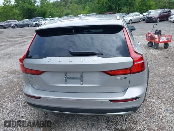 ✅ 2025 Volvo V60 Plus • VIN: YV4L12WK4S2149577 • Лот: 42540412. Опубликован ранее на IAAI с пробегом 967 миль. Бесплатный доступ к архиву аукционных продаж из США и подробный отчёт об истории автомобиля на DreamBid. Изображение 17.