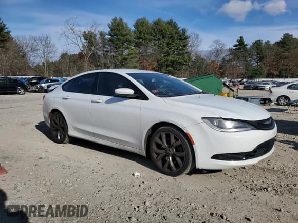 ✅ 2015 Chrysler 200 S • VIN: 1C3CCCBB6FN562537 • Lot: 92372915. Listed on Copart with 184,349 mi. Free auction sales archive from the USA and detailed vehicle history report at DreamBid. Image 4.