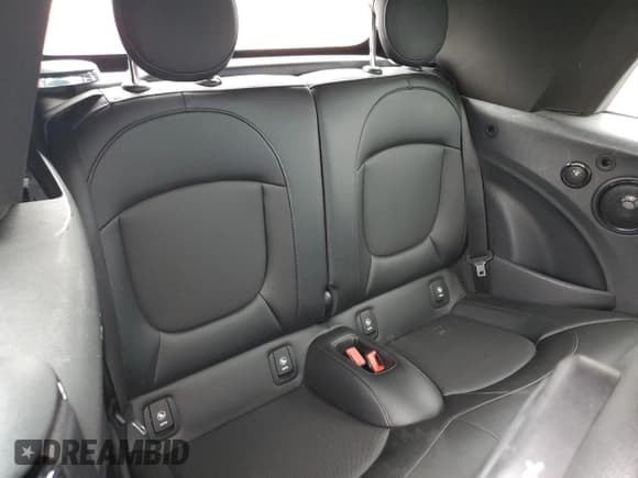 ✅ 2016 MINI Convertible • VIN: WMWWG5C5XG3A83388 • Lot: 67195675. Wystawiony na Copart z przebiegiem 103 594 mil. Bezpłatny archiwum sprzedaży aukcyjnych z USA i szczegółowy raport historii pojazdu na DreamBid. Zdjęcie 10.