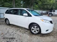 ✅ 2017 Toyota Sienna LE Auto Access Seat • VIN: 5TDKZ3DC7HS781600 • Lot: 70770895. Wystawiony na Copart z przebiegiem 146 070 mil. Bezpłatny archiwum sprzedaży aukcyjnych z USA i szczegółowy raport historii pojazdu na DreamBid. Zdjęcie 4.