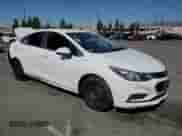 2018 Chevrolet Cruze LS z VIN 1G1BC5SM1J7180037, wystawiony jako Copart lot #71641325 z przebiegiem 143 272 mil mil oraz Szkoda całkowita • Salvage title. Historia ofert i sprzedaży dostępna na DreamBid. Obrazek 4.