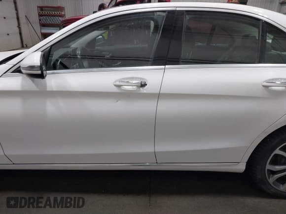 ✅ 2017 Mercedes-Benz C 300 • VIN: 55SWF4KB8HU180340 • Lot: 41613092. Wystawiony na IAAI z przebiegiem 82 818 mil. Bezpłatny archiwum sprzedaży aukcyjnych z USA i szczegółowy raport historii pojazdu na DreamBid. Zdjęcie 14.