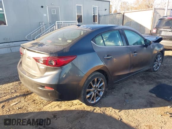 ✅ 2018 Mazda 3 Touring • VIN: 3MZBN1V31JM185917 • Lot: 43673603. Wystawiony na IAAI z przebiegiem 86 043 mil. Bezpłatny archiwum sprzedaży aukcyjnych z USA i szczegółowy raport historii pojazdu na DreamBid. Zdjęcie 4.