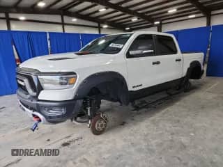 2020 Ram 1500 Rebel z VIN 1C6SRFLT4LN314434, wystawiony jako Copart lot #71672725 z przebiegiem 74 848 mil mil oraz Czysty tytuł • Clean title. Historia ofert i sprzedaży dostępna na DreamBid. Obrazek 1.