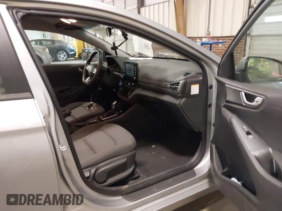 ✅ 2020 Hyundai Ioniq Blue • VIN: KMHC65LC4LU213542 • Lot: 41361881. Wystawiony na IAAI z przebiegiem 120 250 mil. Bezpłatny archiwum sprzedaży aukcyjnych z USA i szczegółowy raport historii pojazdu na DreamBid. Zdjęcie 5.