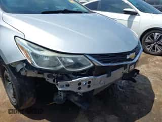 2016 Chevrolet Cruze LS z VIN 1G1BC5SM8G7287871, wystawiony jako IAAI lot #42738767 z przebiegiem 124 115 mil mil oraz . Historia ofert i sprzedaży dostępna na DreamBid. Obrazek 6.