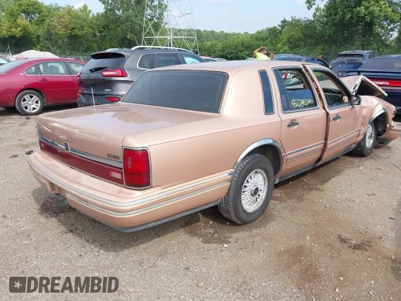 ✅ 1994 Lincoln Town Car Executive • VIN: 1LNLM81W1RY627920 • Lot: 42740742. Listed on IAAI with 133,257 mi. Free auction sales archive from the USA and detailed vehicle history report at DreamBid. Image 4.