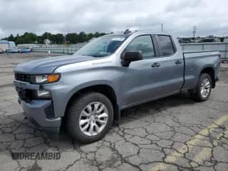 2019 Chevrolet Silverado 1500 Custom z VIN 1GCRYBEH0KZ334831, wystawiony jako Copart lot #61571345 z przebiegiem 90 150 mil mil oraz Szkoda całkowita • Salvage title. Historia ofert i sprzedaży dostępna na DreamBid. Obrazek 1.