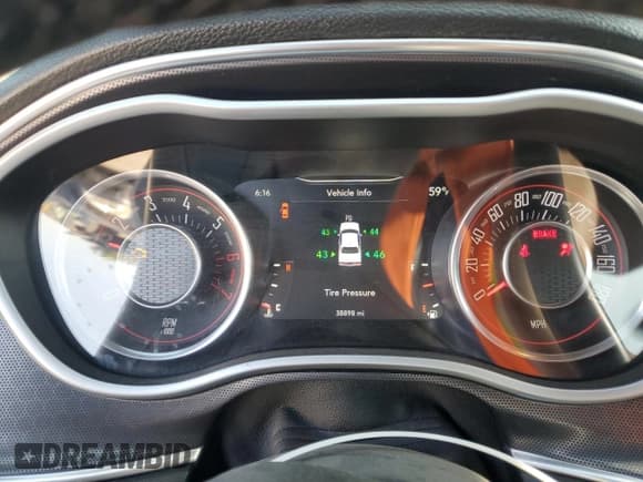 ✅ 2015 Dodge Challenger R/T Scat Pack • VIN: 2C3CDZFJXFH788333 • Lot: 72072065. Wystawiony na Copart z przebiegiem 38 898 mil. Bezpłatny archiwum sprzedaży aukcyjnych z USA i szczegółowy raport historii pojazdu na DreamBid. Zdjęcie 9.