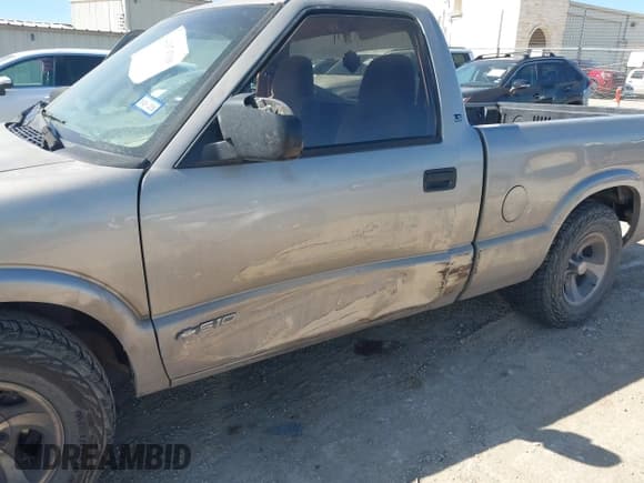 ✅ 2000 Chevrolet S-10 LS • VIN: 1GCCS14W2YK197779 • Лот: 41979310. Опубликован ранее на IAAI с пробегом 154 000 миль. Бесплатный доступ к архиву аукционных продаж из США и подробный отчёт об истории автомобиля на DreamBid. Изображение 6.