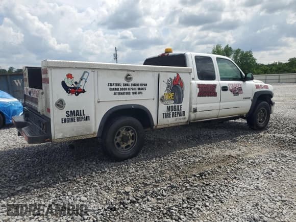 ✅ 2002 Chevrolet Silverado 1500 • VIN: 1GBHC29U62E300518 • Лот: 54900015. Опубликован ранее на Copart с пробегом Не указан. Бесплатный доступ к архиву аукционных продаж из США и подробный отчёт об истории автомобиля на DreamBid. Изображение 3.