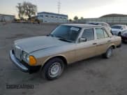 ✅ 1982 Mercedes-Benz 240 • VIN: WDBAB23A0CB337385 • Lot: 48436205. Wystawiony na Copart z przebiegiem 199 900 mil. Bezpłatny archiwum sprzedaży aukcyjnych z USA i szczegółowy raport historii pojazdu na DreamBid. Zdjęcie 1.