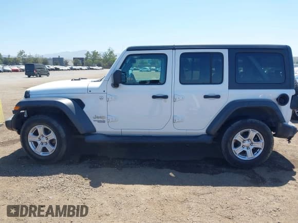 ✅ 2018 Jeep Wrangler Unlimited Sport • VIN: 1C4HJXDG4JW319142 • Lot: 42702550. Wystawiony na IAAI z przebiegiem 72 023 mil. Bezpłatny archiwum sprzedaży aukcyjnych z USA i szczegółowy raport historii pojazdu na DreamBid. Zdjęcie 14.